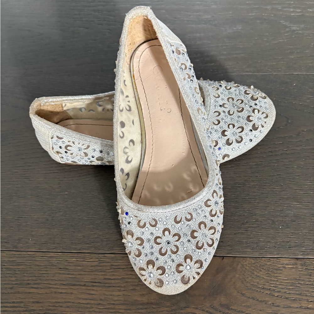 Girls silver floral shoes sz 13 EUC only worn twice ret $89